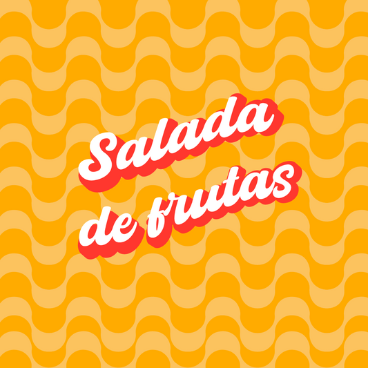 Imagem com o texto 'Salada de frutas' escrito em fonte cursiva branca com borda vermelha, sobre um fundo amarelo com padrão ondulado. O design é vibrante e alegre, remetendo à leveza e frescor associados a saladas de frutas.